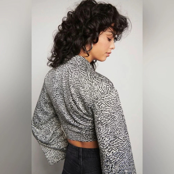 NWT Dynamite Maeve Tie-Front Crop Satin Shirt Blouse Animal Print Texture  Sz XS - Picture 5 of 16